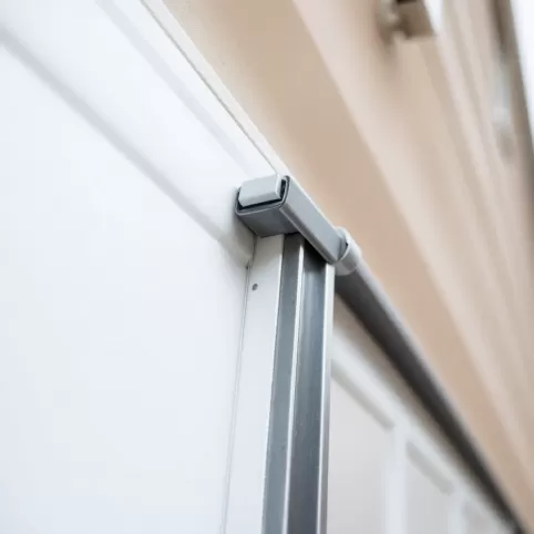 Jak docisnąć bramę garażową